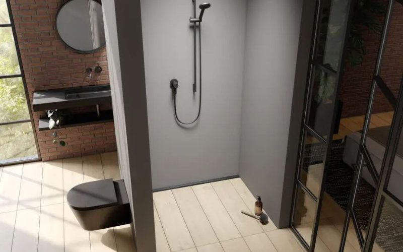 Ein industriell aussehendes Badezimmer mit dem Fokus auf einen Duschbereich.